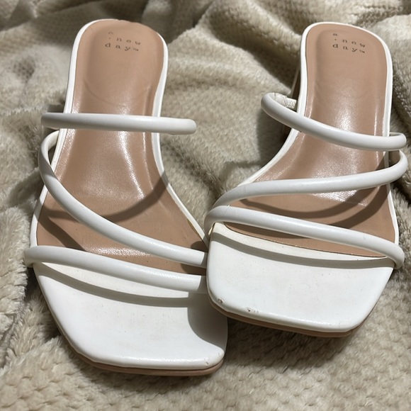 (SOLD)A new day block heels - Picture 5 of 5